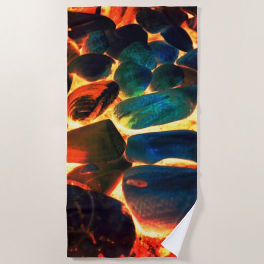 赤熱の火山性溶岩またはエンバーの上の海の牡蠣の殻 ビーチタオル (正面)