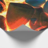 赤熱の火山性溶岩またはエンバーの上の海の牡蠣の殻 ラッピングペーパー (角)