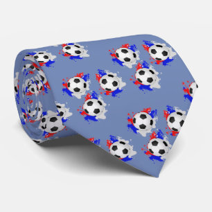赤白青のネクタイが付いているサッカーボール ネクタイ