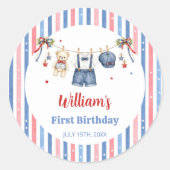 赤白青の服の男の子の誕生日ステッカー ラウンドシール (正面)