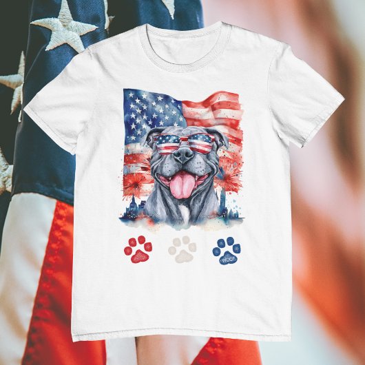 赤白青の面白いグレーのピットブル犬 7月4日 Tシャツ