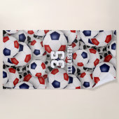 赤白青サッカーボールおもしろいスポーツパターン ビーチタオル (正面)