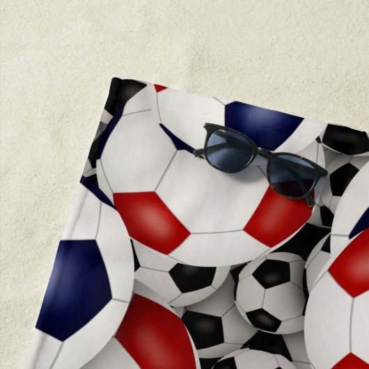 赤白青サッカーボールおもしろいスポーツパターン ビーチタオル (インサイチュ)