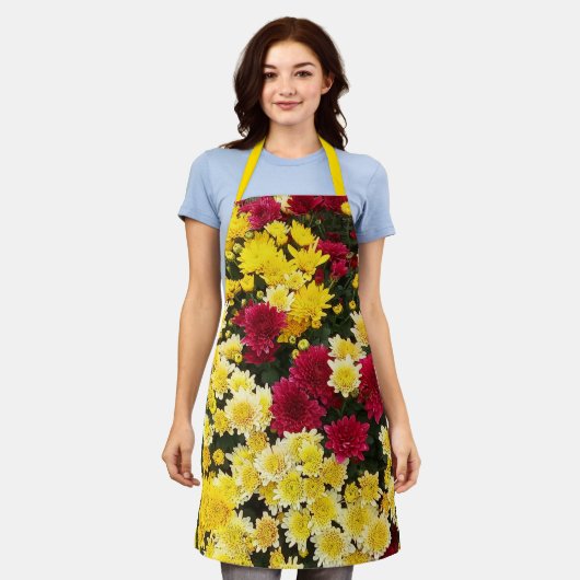 赤素晴らし金ゴールド秋菊の花 エプロン (着用した状態)