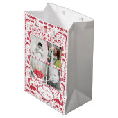 赤素朴キツネ模様クリスマスファミリーの写真 ミディアムペーパーバッグ (正面アングル)