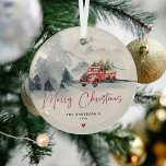 赤素朴トラックのクリスマスパーソナライズされた ガラスオーナメント<br><div class="desc">水の色素朴赤トラックのメリークリスマスガラスオーナメント。家族の名前と年を追加してパーソナライズ。</div>
