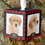 赤素朴バッファロープライド犬の子犬4ペット写真 キューブオーナメント<br><div class="desc">お飾使いの木や特別なギフトを送るすごいこパーソナライズされたの可愛いペットの写真のホリカスタムーオーナメント。このペットのクリスマスオーナメントは、素朴な赤いバッファローのプレイドのフランネル、黒板の名前タグと黒板のトップ、あなたの写真お気に入りのの4つを特徴とする。あなたの犬の写真を追加し、名前と年でパーソナライズ。オーナメントはパーソナライズされた4枚の写真がある。COPYRIGHT © 2020 Judy Burrows,  Black Dog Art - All Rights Reserved.赤素朴水牛の格子犬の子犬4ペットフォトキューブオーナメント</div>