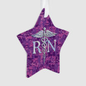 赤紫の迷彩柄の公認看護師RNのケリュケイオン オーナメント (正面)