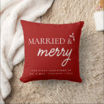 赤結婚したとメリー初めてのクリスマス クッション<br><div class="desc">お祝客様の初めてのクリスマスは新婚の初めてのクリスマスと一緒に私たち結婚したの「赤とメリー私たちの」の枕とカスタム一緒に。このフェスティバルパーソナライズされたと枕はあなたの休日の装飾に居心地の良いtouchを追加し、思い出に残る記念の記念品を作る。新作カスタム記念初めてのクリスマスの名前と年を一緒に付けて、愛と季節の喜びを大切に思い出し祝て、この枕をパーソナライズしよう。フェスティバルデザイン：赤とメリーデザインは休日の応援を醸し出し、クリスマスの装飾に完璧に加え、新婚カップルのための楽しい贈り物。新し祝いクリスマスのシーズンとして結婚した初めての休暇シーズンを迎え、私たちの「赤と私たちの初めてのクリスマスメリー」のピローを楽しめカスタムる。この特別な年の間パーソナライズされたに、家に暖かさを加えるフェスティバルと方法だ。</div>
