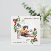 赤緑ヒイラギマツのコーンの新年写真 シーズンカード (スタンド正面)