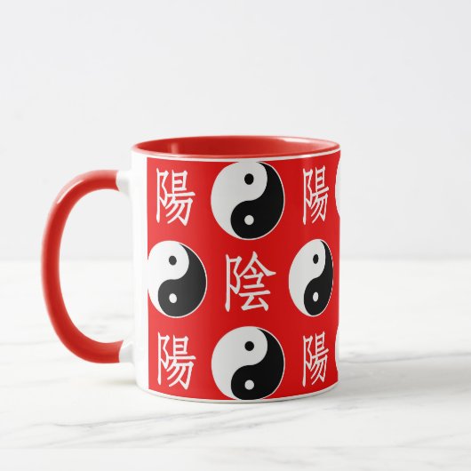 赤背景の中国の陰陽パターン マグカップ (左)