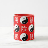 赤背景の中国の陰陽パターン マグカップ (中央)