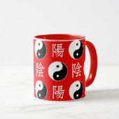 赤背景の中国の陰陽パターン マグカップ (正面右)
