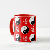 赤背景の中国の陰陽パターン マグカップ (正面左)