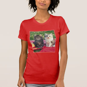 赤色の毛布に坐っている2匹の子ネコ Tシャツ