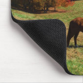 赤茶色の馬、秋の木、青空 マウスパッド (コーナー)