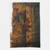 赤茶色の馬、秋の森。 キッチンタオル (縦)