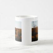 赤茶色の馬、秋の森。 コーヒーマグカップ (中央)