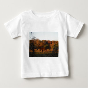 赤茶色の馬、秋の森。 ベビーTシャツ