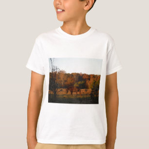 赤茶色の馬、秋の森。 Tシャツ