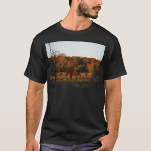 赤茶色の馬、秋の森。 Tシャツ