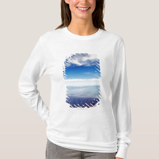 赤茶色山の空中写真 Tシャツ (正面)