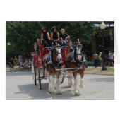 赤荷車を引くワゴンを引く州フェアの馬 (正面横)