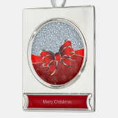 赤錆ダイヤモンドは赤いクリスマスの輝く弓 シルバープレートバナーオーナメント (左)