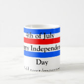 赤青ストライプ色の自立日7月4日 コーヒーマグカップ (中央)