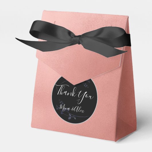 赤面とミニマルブラックカスタムウェディング フェイバーボックス (正面サイド)