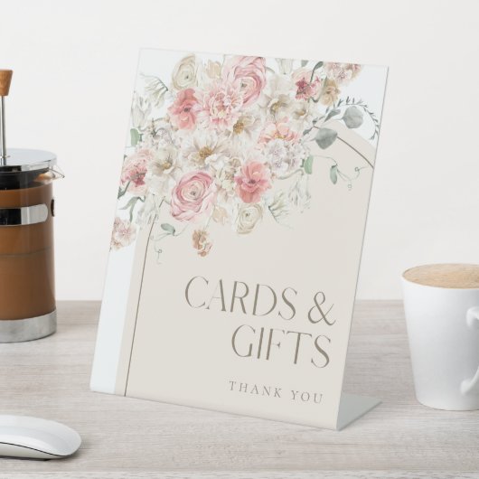 赤面と白フローラアーチのギフトとカードサイン 台座サイン (インサイチュ)