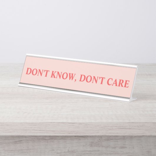 赤面と赤の間でのスナーキーで皮肉なことわざ デスクネームプレート (正面)