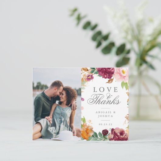 赤面のバーガンディの花の写真の結婚式は感謝していしています ポストカード (スタンド正面)
