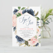 赤面のピンクおよび濃紺の女の子は花柄をすすり、見ます 招待状 (スタンド正面)