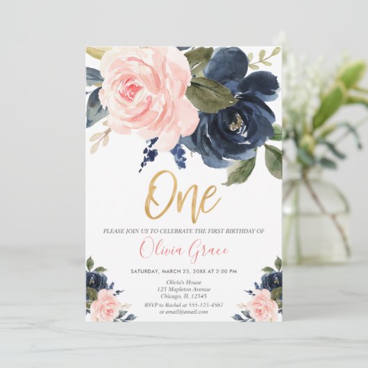 赤面のピンクおよび濃紺の花の女の子の第1誕生日 招待状 (スタンド正面)