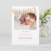 赤面のピンクおよび金ゴールドのグリッターの誕生の発表 案内状 (スタンド正面)