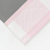 赤面のピンクのバッファローの点検家族のモノグラム フリースブランケット (角)