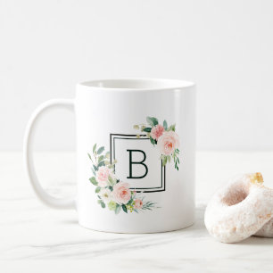 赤面のピンクの水彩画の開花のモノグラム コーヒーマグカップ