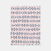 赤面のピンクの濃紺の三角形の矢パターン フリースブランケット (正面)