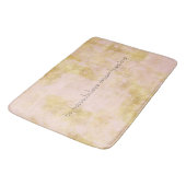 赤面のピンクの金ゴールドのグランジなパーソナライズ バスマット (アングル)