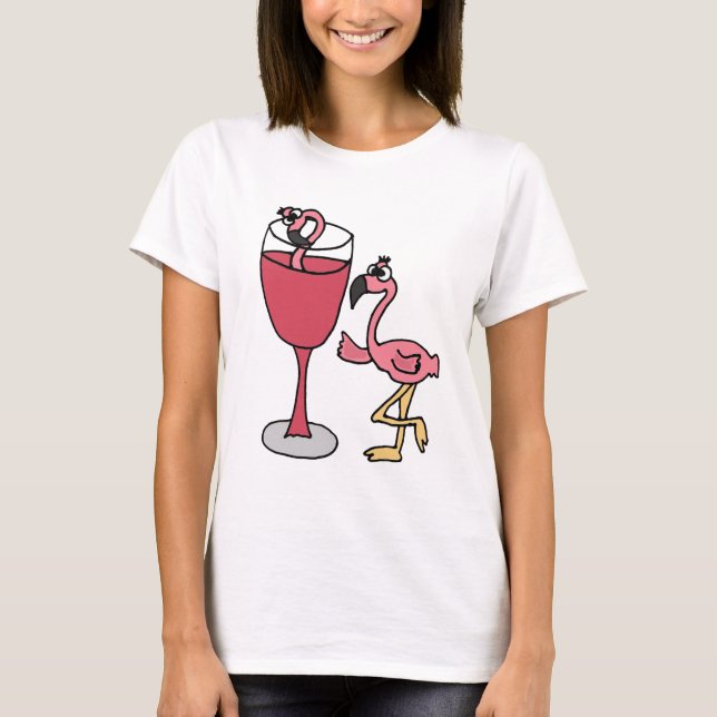 赤面のワイングラスのピンクのフラミンゴ Tシャツ (正面)