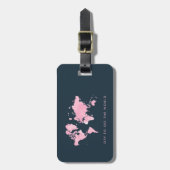 赤面の濃紺のピンクの水彩画の世界地図 ラゲッジタグ (正面縦)