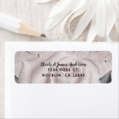 赤面の白いバラの魅力的でモダンな大理石のブライダルシャワー ラベル (インサイチュ)