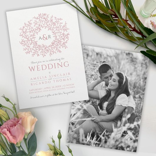 赤面ほこりっぽいピンク色の手で描かれた離れ写真の円 招待状