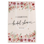 赤面エレガントピンクワイルドフラワーブライダルシャワーの好意 ミディアムペーパーバッグ (裏面)