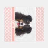 赤面カスタムピンクのペットの白い手と名前 フリースブランケット (正面(横))