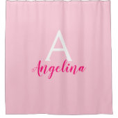 赤面ガーリーピンク、ホワイト、ホットピンクモノグラム名 シャワーカーテン (正面)
