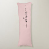 赤面ダスティピンクモダンスクリプガーリートモノグラム名 ボディピロー (正面縦)