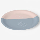 赤面ダスティブルーモモダンエレガントノグラム結婚ズ ペーパープレート (アングル)