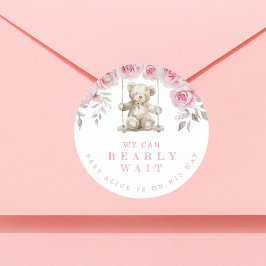 赤面テディベア我々は赤ちゃんシャワーを待つことができる ラウンドシール
